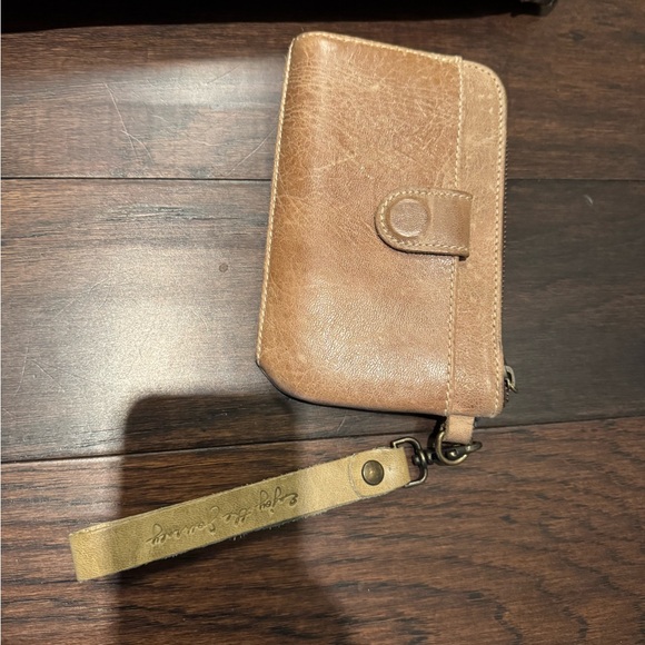 Oak River v tote brown leather with coordinating clutch wristlet set - Picture 5 of 9